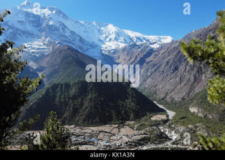 Sehr großer Berg Tal in Nepal Himalaya mit Berge annapurna II. Stockfoto