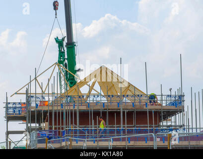 Die Errichtung von Dach Balkenwerk auf neues Haus, Grantham, Lincolnshire, Engalnd, Großbritannien Stockfoto