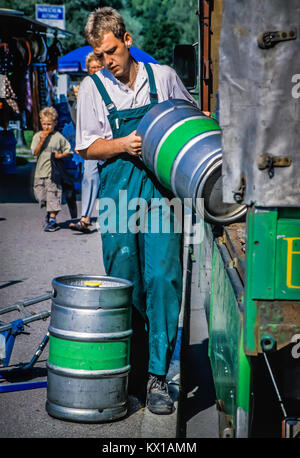 Europäische, deutsche Bürger auf der Arbeit, zu Hause und zum Einkaufen. Stockfoto