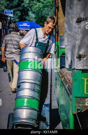 Europäische, deutsche Bürger auf der Arbeit, zu Hause und zum Einkaufen. Stockfoto