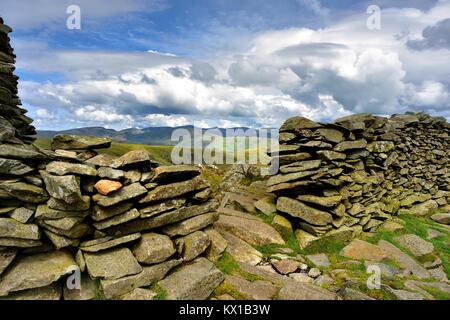 Trockenmauer auf dem Gipfel des Thornthwaite Crag Stockfoto