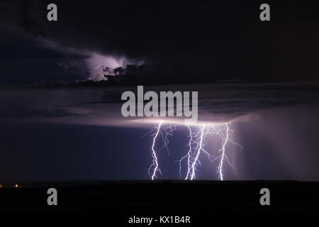 Dramatischer Nachthimmel und Gewitter in der Nähe von Winslow, Arizona Stockfoto