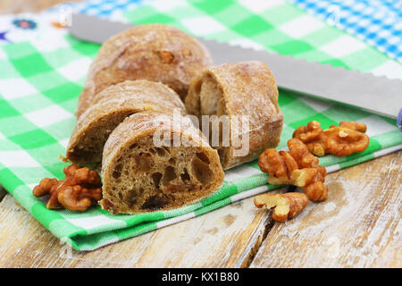 Scheiben Schwarzbrot mit Rosinen und Nüssen Stockfoto