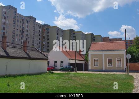 Die Altstadt von Székesfehérvár in Mittelungarn: Die alten serbischen Vorort (rácváros): typische Häuser des Dorfes und kommunistischen Stil Blöcke Stockfoto