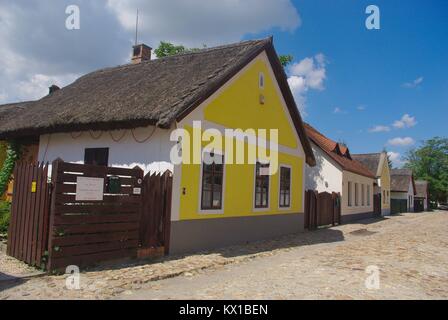 Die Altstadt von Székesfehérvár in Mittelungarn: Die alten serbischen Vorort (rácváros): typische Häuser des Dorfes Stockfoto