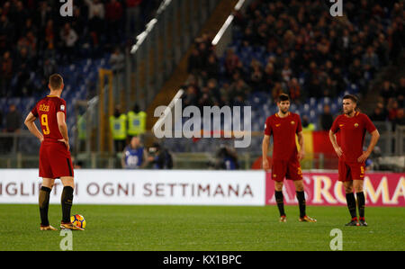 Rom, Italien. 06 Jan, 2018. Von links, Roma Spieler Edin Dzeko, Federico Fazio und Kevin Strootman reagieren nach Atalanta während der Serie ein Fußballspiel zwischen Roma und Atalanta im Olympiastadion zählte. Atalanta gewann 2-1. Credit: Riccardo De Luca/Pacific Press/Alamy leben Nachrichten Stockfoto