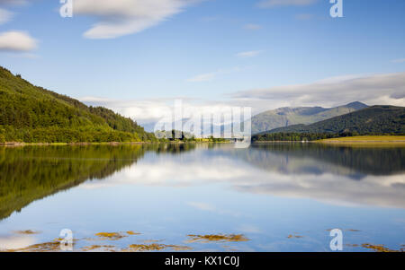 Eine lange Exposition der Blick über Loch Leven von Ballachulish Ballachulish in Richtung Brücke in den schottischen Highlands. Stockfoto