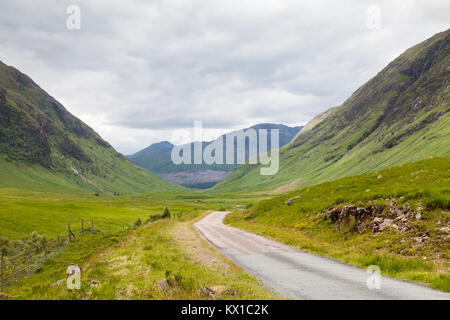 Glen Etive. Der Blick hinunter auf der Suche Glen Etive in den schottischen Highlands. Stockfoto