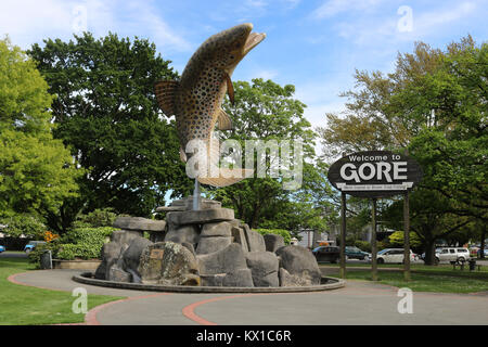 Skulptur einer Bachforelle in Gore, Southland, Neuseeland. Gore ist als die Welthauptstadt der Bachforelle Angeln bekannt (siehe Anmelden Foto). Stockfoto