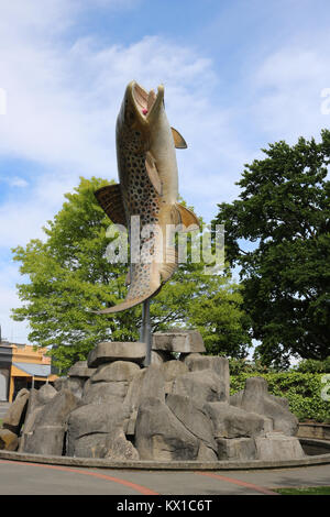 Skulptur einer Bachforelle in Gore, Southland, Neuseeland. Gore ist als die Welthauptstadt der braunen Forellen bekannt. Stockfoto