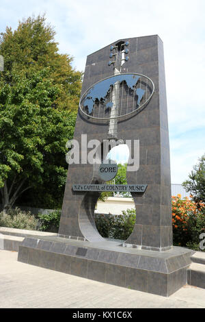 Denkmal mit riesigen Gitarre Gore Verkündigung als "Neuseelands Hauptstadt der Country Music' in der Nähe des Zentrums von Gore in South Island, Neuseeland. Stockfoto