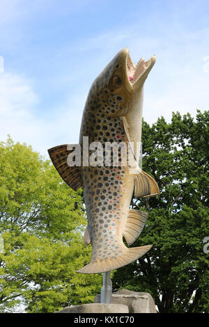 Skulptur einer Bachforelle in Gore, Southland, Neuseeland. Gore ist als die Welthauptstadt der braunen Forellen bekannt. Stockfoto