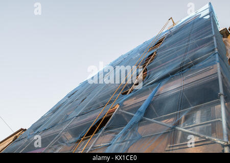 Gerüst auf einem alten Haus zur Renovierung Stockfoto