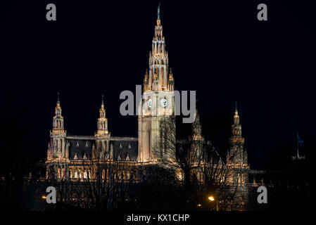 Wien Rathaus bei Nacht beleuchtet Stockfoto