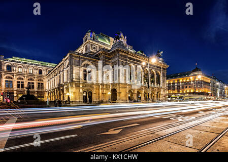 Wien Oper Fassade bei Nacht und Verkehr Wanderwege Stockfoto