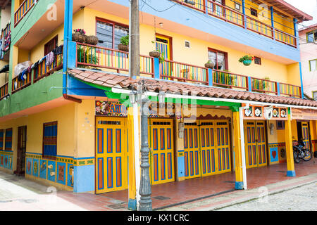 GUATAPE, Antioquia, Kolumbien, November 2017. Bunte Straßen von guatape Stadt in Kolumbien Stockfoto