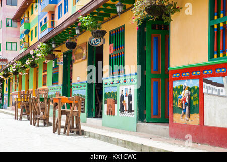 GUATAPE, Antioquia, Kolumbien, November 2017. Bunte Straßen von guatape Stadt in Kolumbien Stockfoto