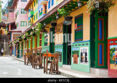 GUATAPE, Antioquia, Kolumbien, November 2017. Bunte Straßen von guatape Stadt in Kolumbien Stockfoto