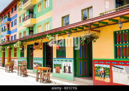 GUATAPE, Antioquia, Kolumbien, November 2017. Bunte Straßen von guatape Stadt in Kolumbien Stockfoto