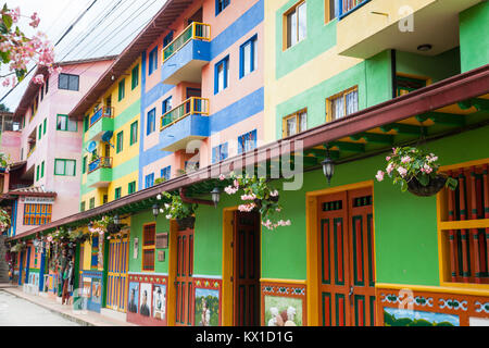 GUATAPE, Antioquia, Kolumbien, November 2017. Bunte Straßen von guatape Stadt in Kolumbien Stockfoto