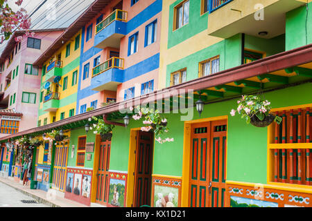 GUATAPE, Antioquia, Kolumbien, November 2017. Bunte Straßen von guatape Stadt in Kolumbien Stockfoto