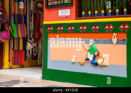 GUATAPE, Antioquia, Kolumbien, November 2017. Bunte Straßen von guatape Stadt in Kolumbien Stockfoto