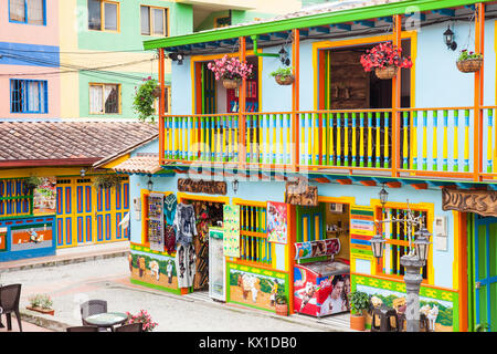 GUATAPE, Antioquia, Kolumbien, November 2017. Bunte Straßen von guatape Stadt in Kolumbien Stockfoto