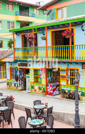 GUATAPE, Antioquia, Kolumbien, November 2017. Bunte Straßen von guatape Stadt in Kolumbien Stockfoto