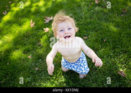 Happy Baby im Park, Spätsommer Stockfoto