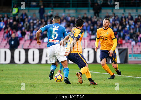 Neapel, Italien. 06 Jan, 2018. Marques Loureiro Allan von S.S.C. Napoli und Daniel Bessa von Hellas Verona kämpft für den ball während der Serie A TIM Match zwischen SSC Napoli und Hellas Verona im Stadio San Paolo von Neapel. SSC Napoli Niederlagen Hellas Verona mit dem Score von 2-0. Credit: Emanuele Sessa/Pacific Press/Alamy leben Nachrichten Stockfoto