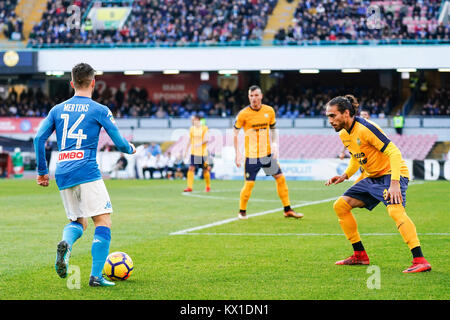 Neapel, Italien. 06 Jan, 2018. Trocknet Mertens von S.S.C. Napoli und Martin Caceres von Hellas Verona während der Serie A TIM Match zwischen SSC Napoli und Hellas Verona im Stadio San Paolo von Neapel. SSC Napoli Niederlagen Hellas Verona mit dem Score von 2-0. Credit: Emanuele Sessa/Pacific Press/Alamy leben Nachrichten Stockfoto