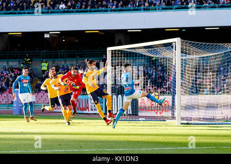 Neapel, Italien. 06 Jan, 2018. Trocknet Mertens von S.S.C. Napoli und Martin Caceres und Nicolas von Hellas Verona kämpft für den ball während der Serie A TIM Match zwischen SSC Napoli und Hellas Verona im Stadio San Paolo von Neapel. SSC Napoli Niederlagen Hellas Verona mit dem Score von 2-0. Credit: Emanuele Sessa/Pacific Press/Alamy leben Nachrichten Stockfoto