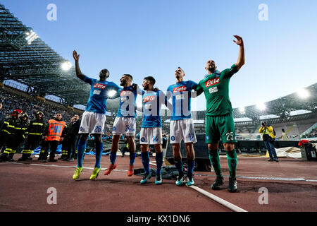 Neapel, Italien. 06 Jan, 2018. SSC Napoli Spieler feiert nach dem Sieg über Hellas Verona mit dem Score von 2-0. Credit: Emanuele Sessa/Pacific Press/Alamy leben Nachrichten Stockfoto