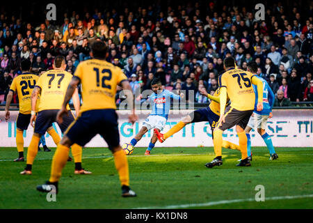 Neapel, Italien. 06 Jan, 2018. Lorenzo Insigne und Alex Ferrari kämpft für die Kugel während der Serie A TIM Match zwischen SSC Napoli und Hellas Verona im Stadio San Paolo von Neapel. SSC Napoli Niederlagen Hellas Verona mit dem Score von 2-0. Credit: Emanuele Sessa/Pacific Press/Alamy leben Nachrichten Stockfoto