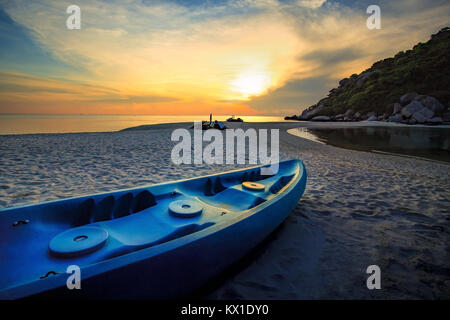 Schönen Sonnenuntergang Himmel mit dem Kajak auf der Insel Meer Strand Stockfoto