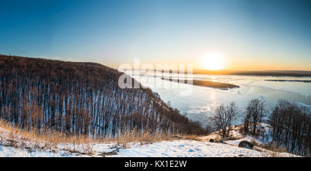 Panoramaaussicht auf zugefrorenen Wolga im Winter bei Sonnenuntergang von Hill in der Nähe von Samara Stadt Stockfoto