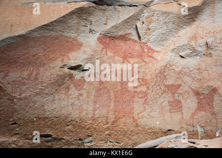 Rock Kunst umfasst sowohl Humanoide und Tierfiguren auf Felsen über dem Mekong geschätzte 3.000 Jahre alten in der Pha Taem Nationalpark in Ubon Ratcha zu sein Stockfoto