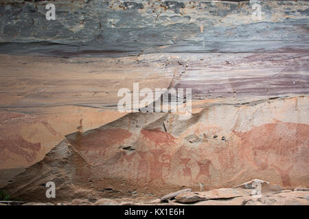 Rock Kunst umfasst sowohl Humanoide und Tierfiguren auf Felsen über dem Mekong geschätzte 3.000 Jahre alten in der Pha Taem Nationalpark in Ubon Ratcha zu sein Stockfoto