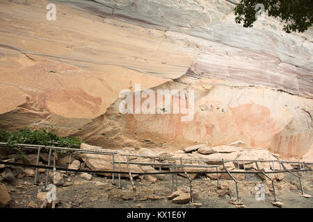 Rock Kunst umfasst sowohl Humanoide und Tierfiguren auf Felsen über dem Mekong geschätzte 3.000 Jahre alten in der Pha Taem Nationalpark in Ubon Ratcha zu sein Stockfoto