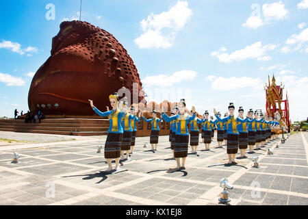 Phayakunkak Museum Nationaler oder Kröte Museum mit Frau Tänzer tanzen Thai Stil Statue an der Phaya Tan öffentlichen Park am 19. September 2017 in Yasothon, Tha Stockfoto