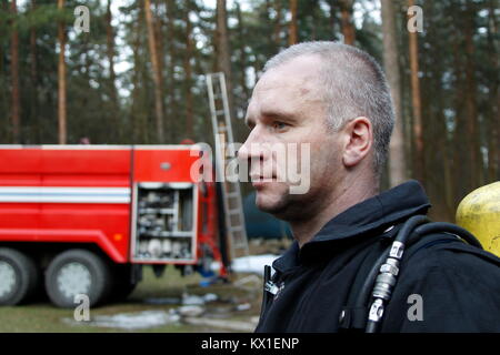 Belarus, Gomel, 04.06.2017, löschmittel Waldbrand. Belarus, Feuer Mann. Beruf Feuerwehrmann. Der Mensch ist ein Lebensretter. Waldbrände. Brandbekämpfung Stockfoto