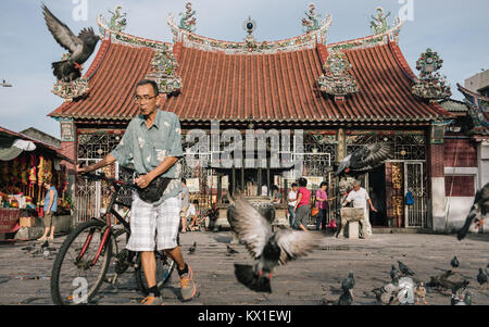 Ein Mann vor einen taoistischen Tempel Kuan Yin Teng, auch als der Tempel der Göttin der Gnade in Georgetown, Penang, Malaysia namens bekannt. Stockfoto