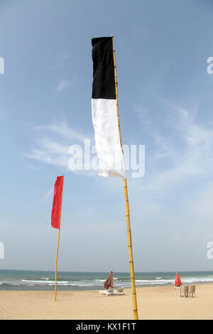 Fahnen und Tabelle auf der Bentota Beach, Sri Lanka Stockfoto