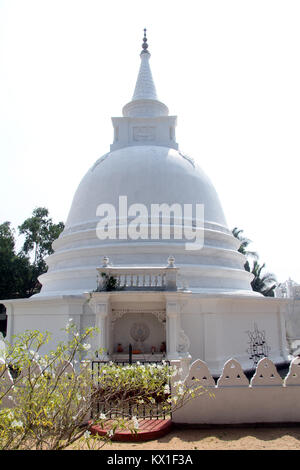 Weiße Stupa in Sapugoda Tempel in Aluthgama, Sri Lanka Stockfoto