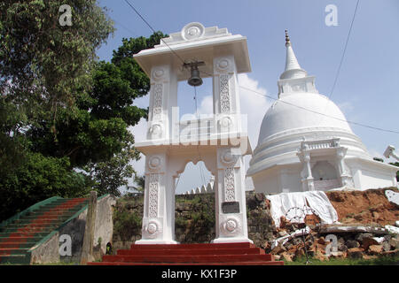 Stupa, den Glockenturm und das Treppenhaus in Sapugoda Tempel in Aluthgama, Sri Lanka Stockfoto