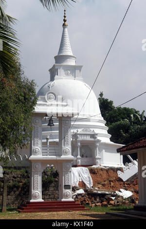 Weiße Stupa und Glockenturm in Sapugoda viharaya in Aluthgama, Sri Lanka Stockfoto