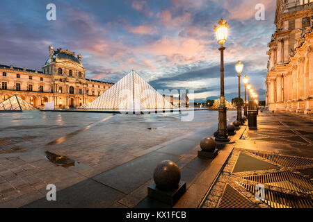 Louvre Museum mit seiner gläsernen Pyramiden bei Nacht, Paris, Frankreich Stockfoto