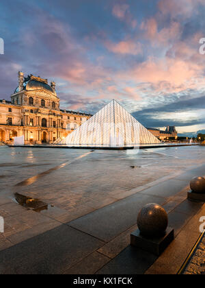 Louvre Museum mit seiner gläsernen Pyramiden bei Nacht, Paris, Frankreich Stockfoto