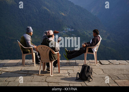 Nepali Männer trinken Tee vor Annapurna Süd (Städte) und Sinuwa Dorf, Annapurna Massivs, Nepal Stockfoto