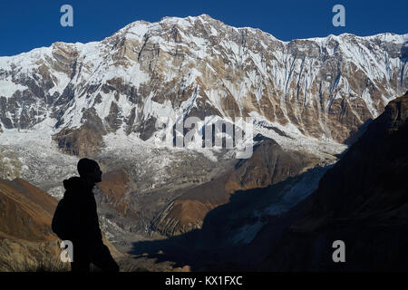 Französischer tourist Blick auf Annapurna I Gipfel vom Basislager, Annapurna Massivs, Nepal Stockfoto